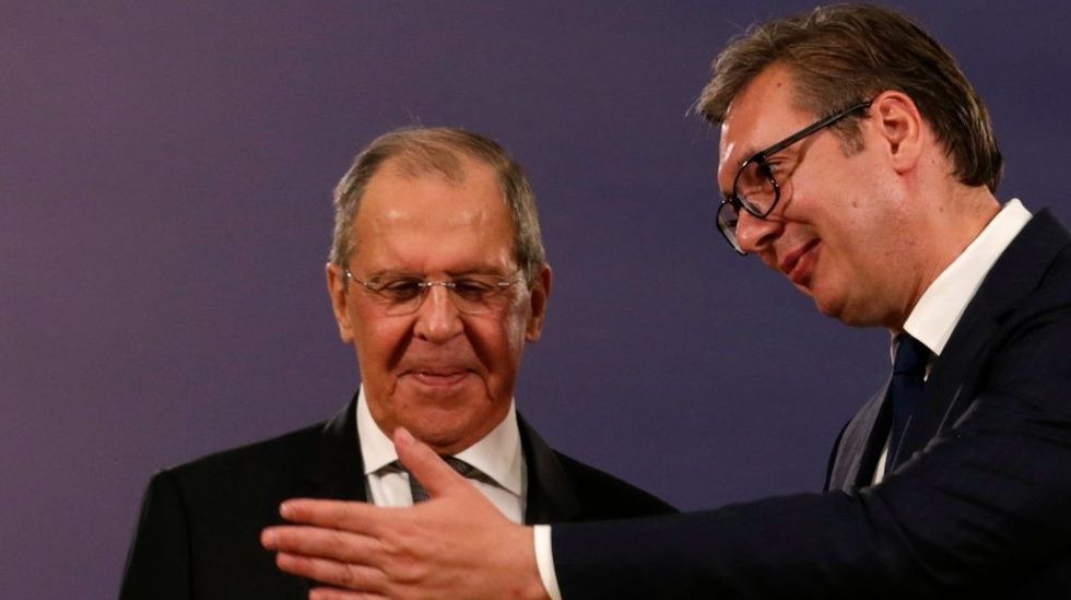 Vuçiq del hapur pro Kremlinit, pajtohet me Lavrovin se BE-ja po e kthen Serbinë në “zonë tampon” kundër Rusisë