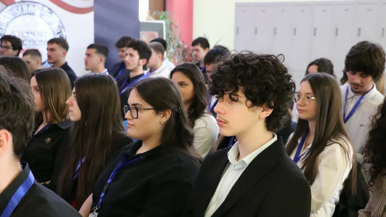 Nxënësit marrin "rolin" e diplomatëve në konferencën Model United Nations në ASK