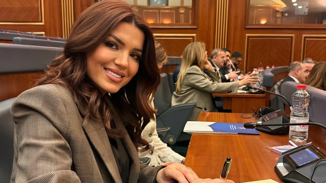 Dy Mercedesë në vlerë 108 mijë euro, banesë e kat shtëpie mbi 313 mijë euro - pasuria e deputetes Edona Llalloshi