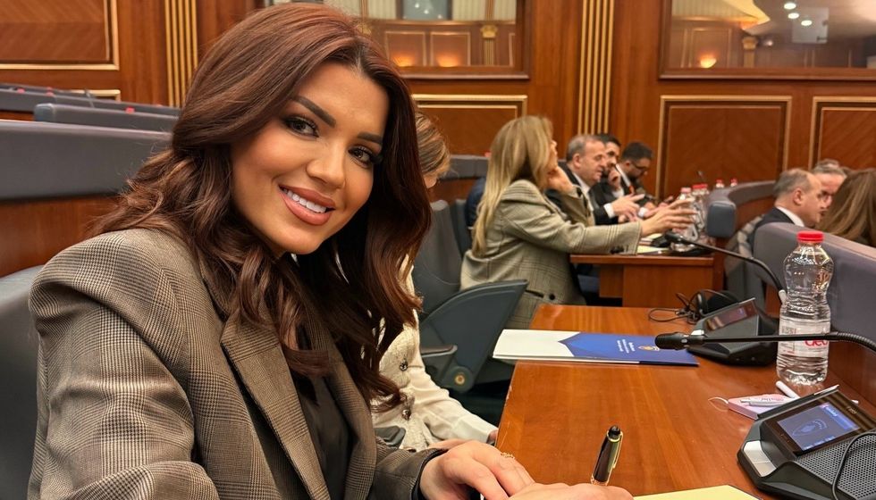 Dy Mercedesë në vlerë 108 mijë euro, banesë e kat shtëpie mbi 313 mijë euro - pasuria e deputetes Edona Llalloshi