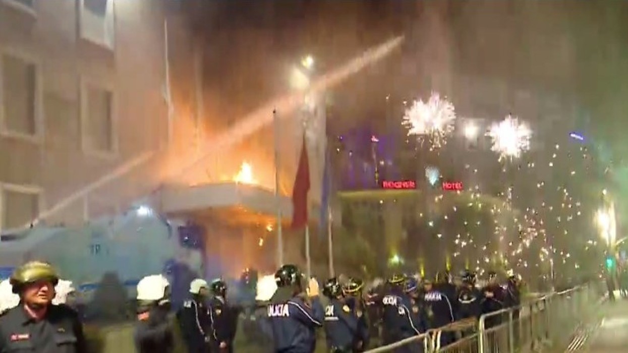 Tensione në protestën e PD në Shqipëri, hidhet molotov drejt Kryeministrisë, policia përgjigjet