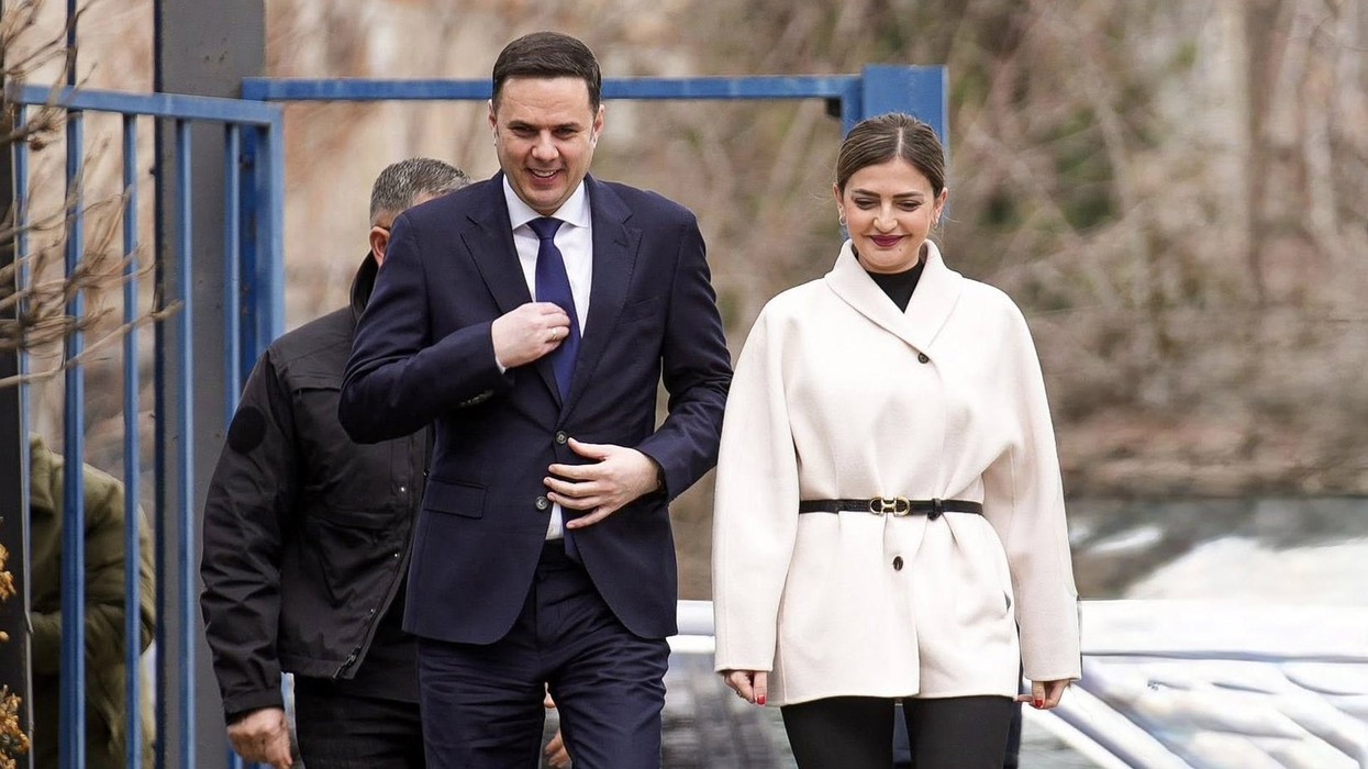 Lumir Abdixhiku me bashkëshorte, me tri banesa e dy shtëpia