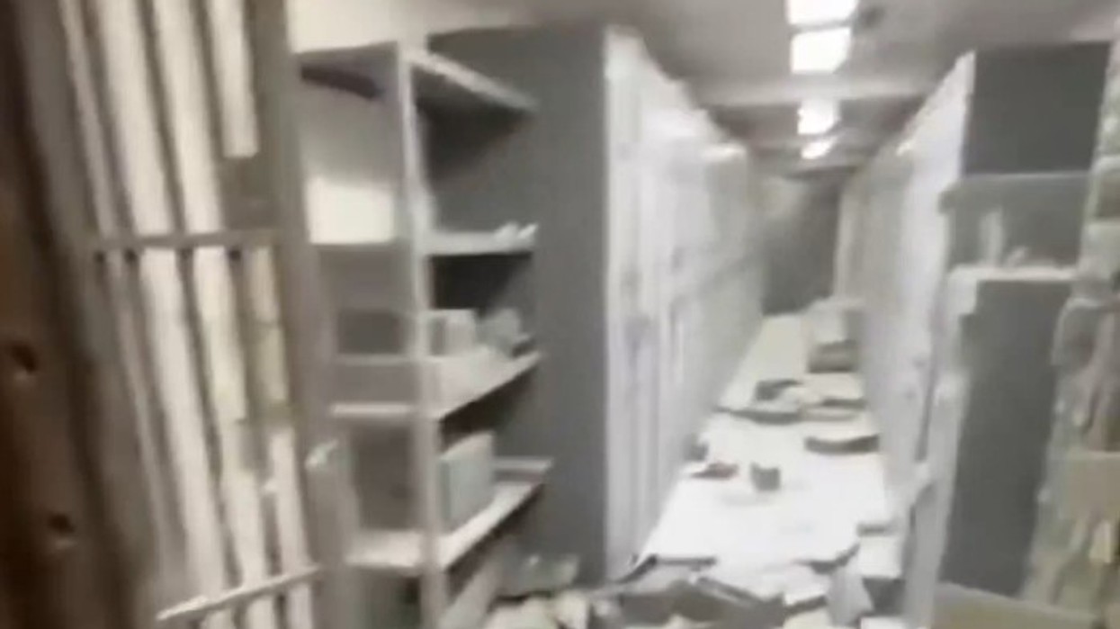 Grabitje spektakolare në Napoli - 25 pengje dhe arratisje përmes kanalizimeve