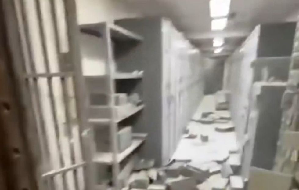 Grabitje spektakolare në Napoli - 25 pengje dhe arratisje përmes kanalizimeve