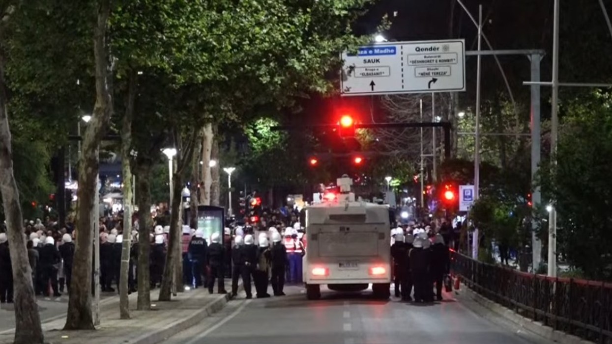 Përshkallëzohet protesta e opozitës në Shqipëri, mes të lënduarve policë dhe deputetë të PD-së