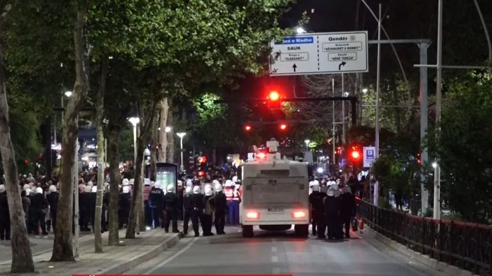 Përshkallëzohet protesta e opozitës në Shqipëri, mes të lënduarve policë dhe deputetë të PD-së