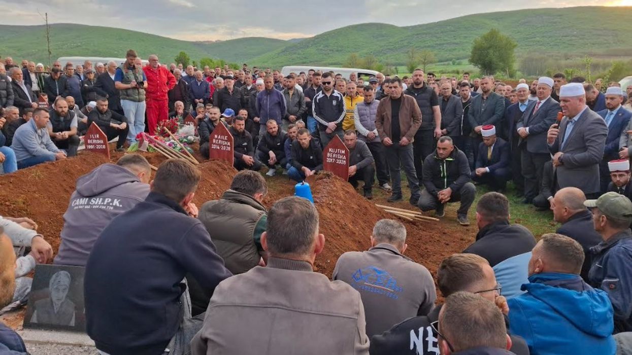Përcillen për në banesën e fundit tre anëtarët e familjes Berisha Përcillen për në banesën e fundit tre anëtarët e familjes Berisha