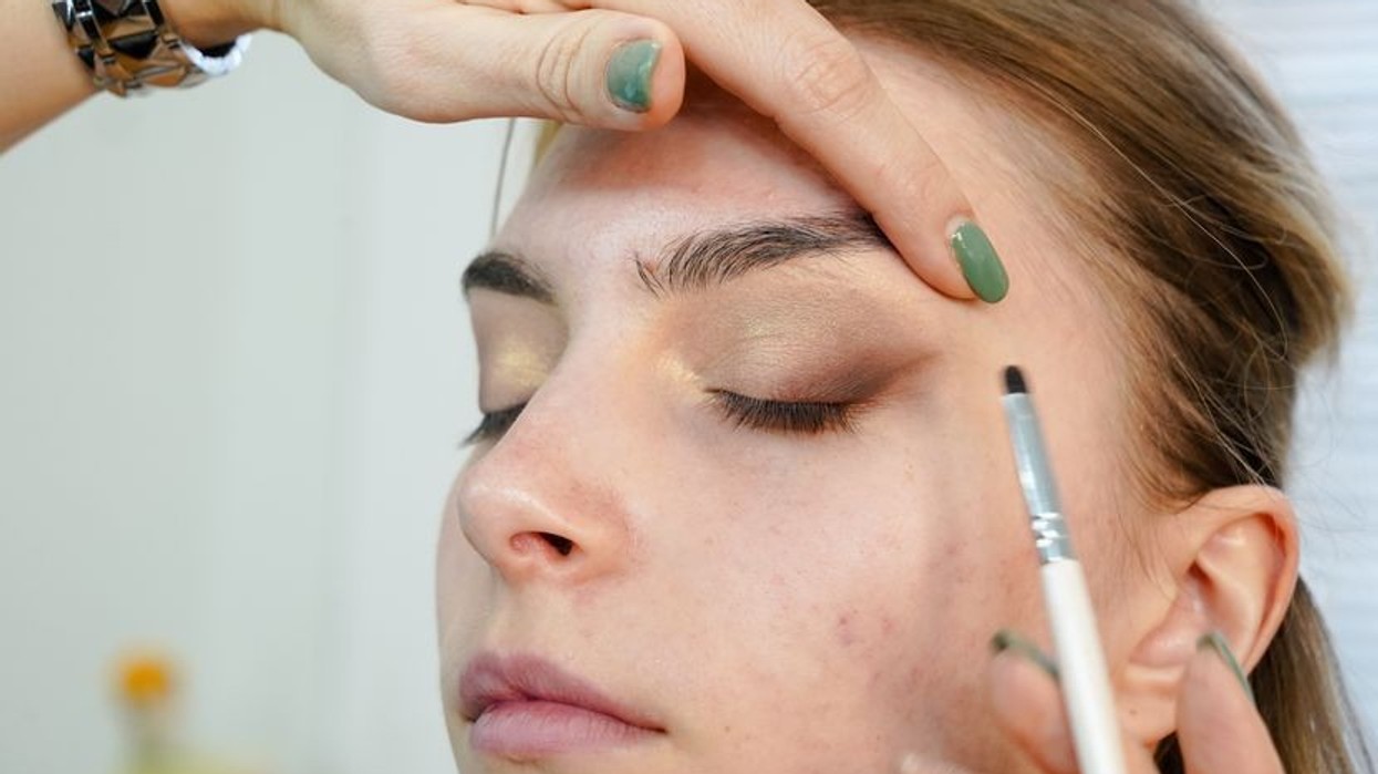 Pesë truke për kapakët e rënë: Si ta ngrini vizualisht shikimin në shtëpi