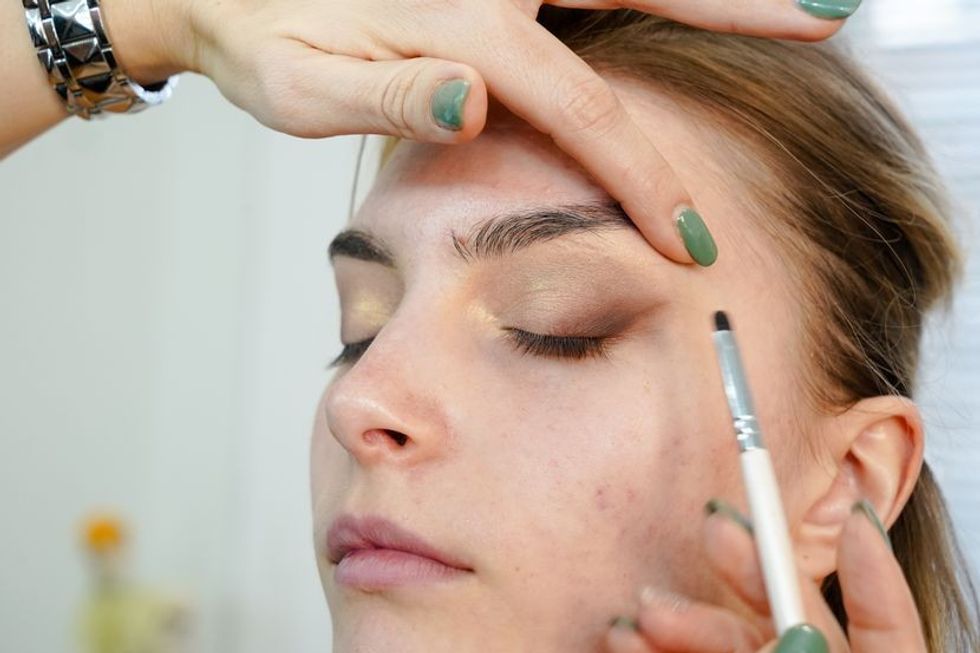 Pesë truke për kapakët e rënë: Si ta ngrini vizualisht shikimin në shtëpi