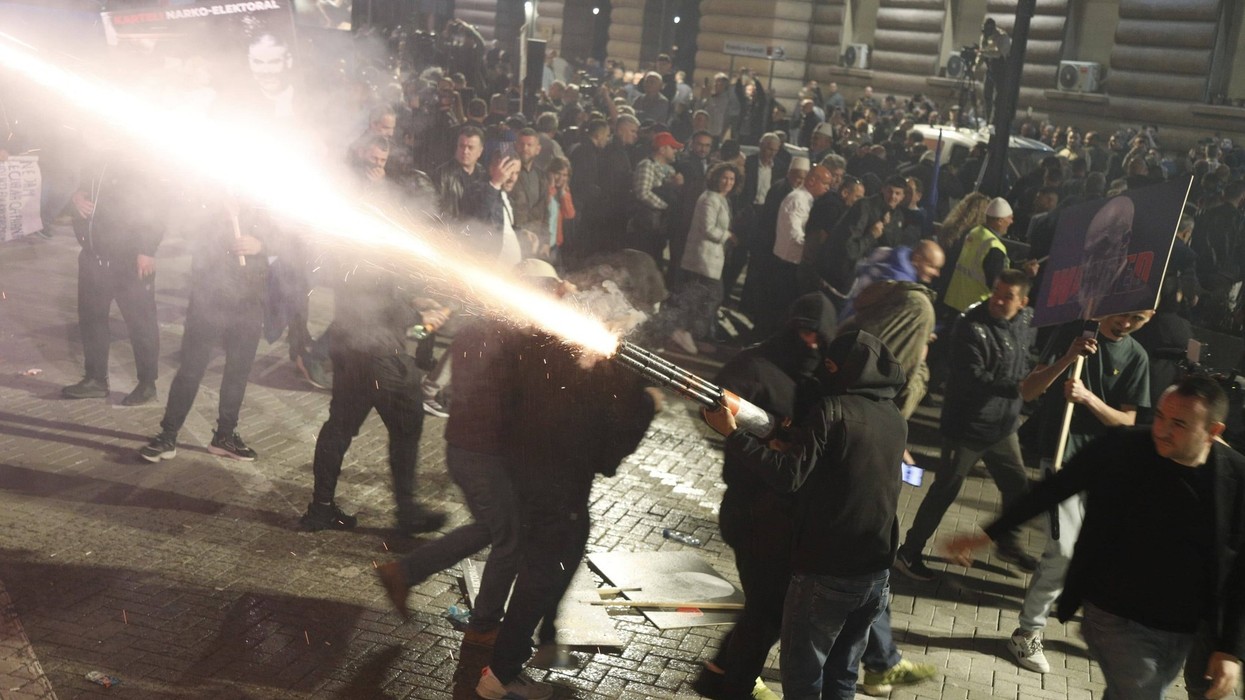 22 të shoqëruar, molotov, gaz lotsjellës e përplasje fizike – Bilanci i protestës së opozitës në Shqipëri