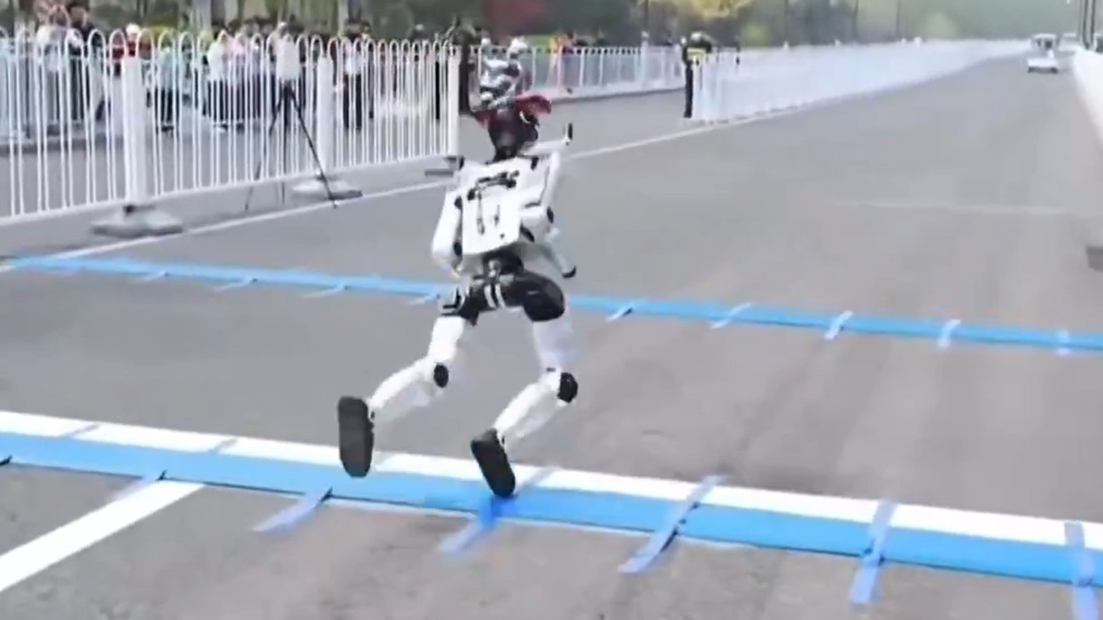 Dështim spektakolar në Kinë - përplasje fatale e robotit në gjysmëmaratonë