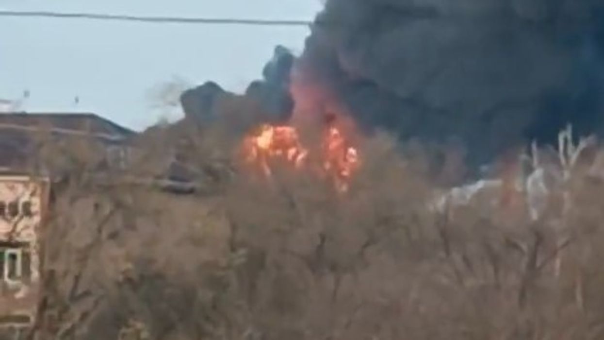 Dronët ukrainas godasin thellë në Rusi, zjarr në një rafineri nafte Dronët ukrainas godasin thellë në Rusi, zjarr në një rafineri nafte