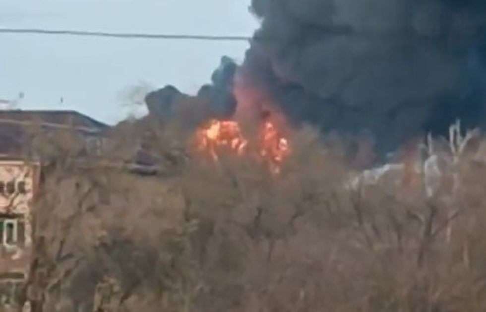 Dronët ukrainas godasin thellë në Rusi, zjarr në një rafineri nafte