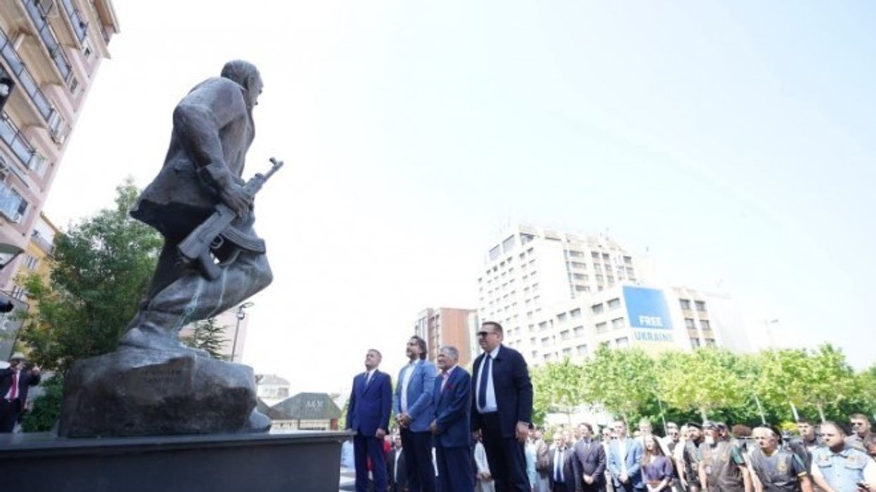 Prishtina përkujton dëshmorët me nderime dhe homazhe Prishtina përkujton dëshmorët me nderime dhe homazhe