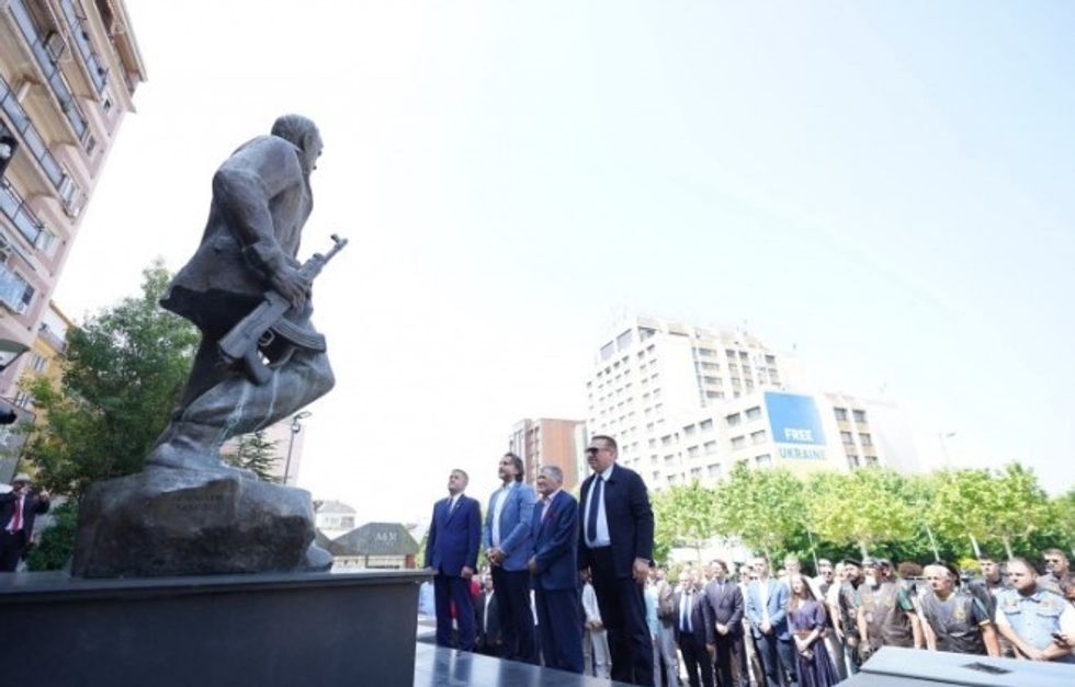 Prishtina përkujton dëshmorët me nderime dhe homazhe