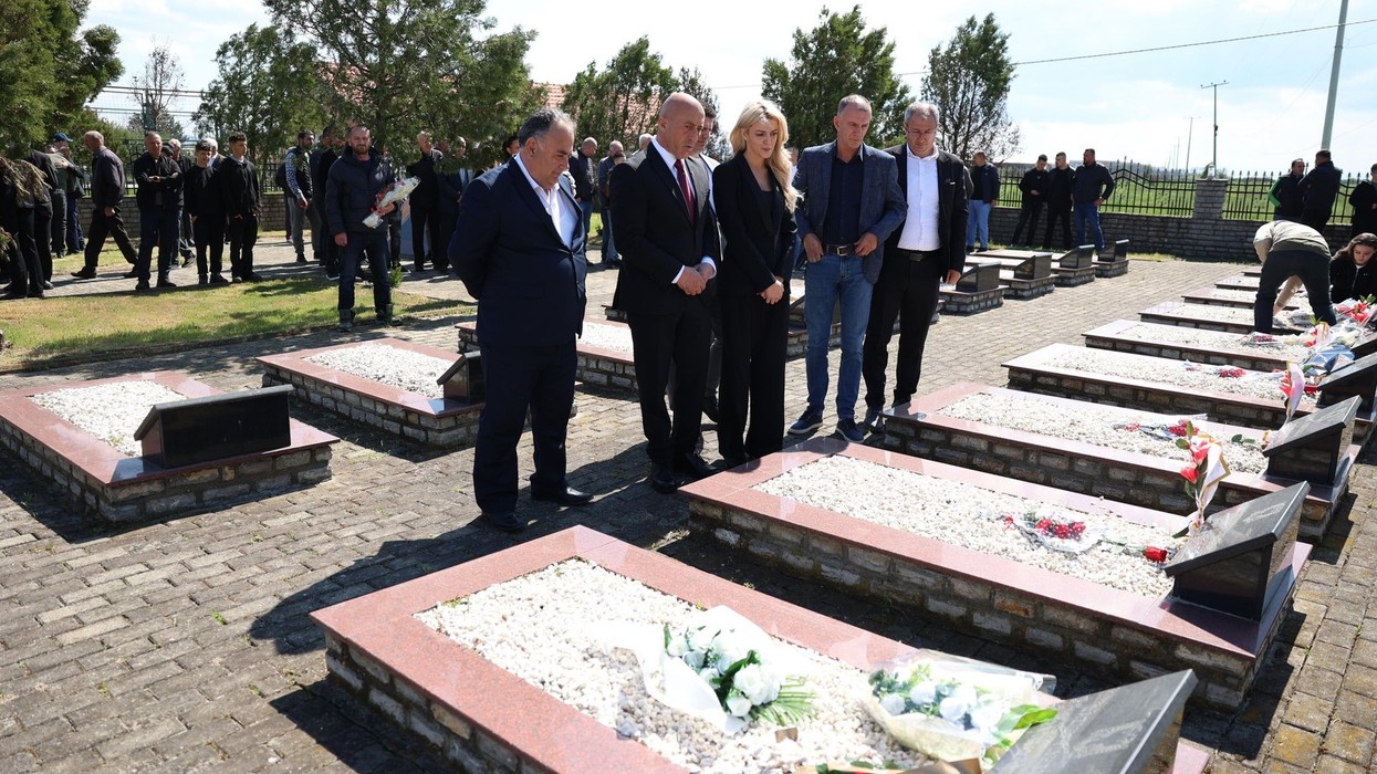 Haradinaj bën homazhe në Ribar të Vogël të Lipjanit për martirët e 18 prillit: Krimet serbe nuk harrohen