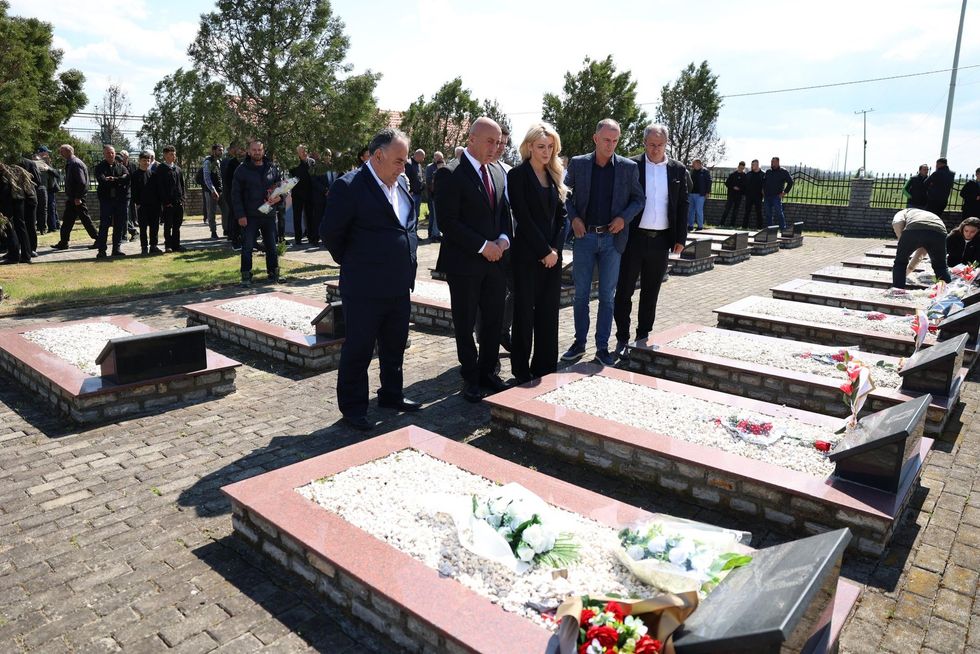 Haradinaj bën homazhe në Ribar të Vogël të Lipjanit për martirët e 18 prillit: Krimet serbe nuk harrohen