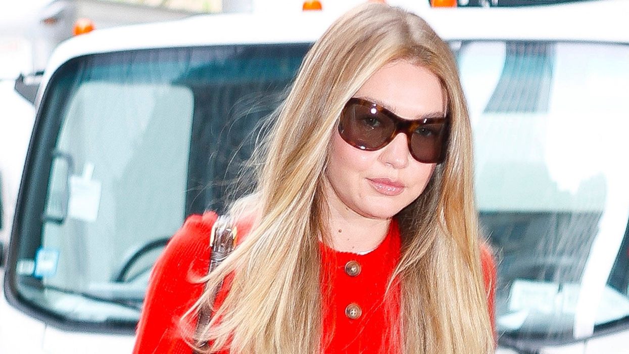 Flokë ari-blu dhe kardigan i kuq: Gigi Hadid tregoi formulën perfekte të stilit pranveror Flokë ari-blu dhe kardigan i kuq: Gigi Hadid tregoi formulën perfekte të stilit pranveror