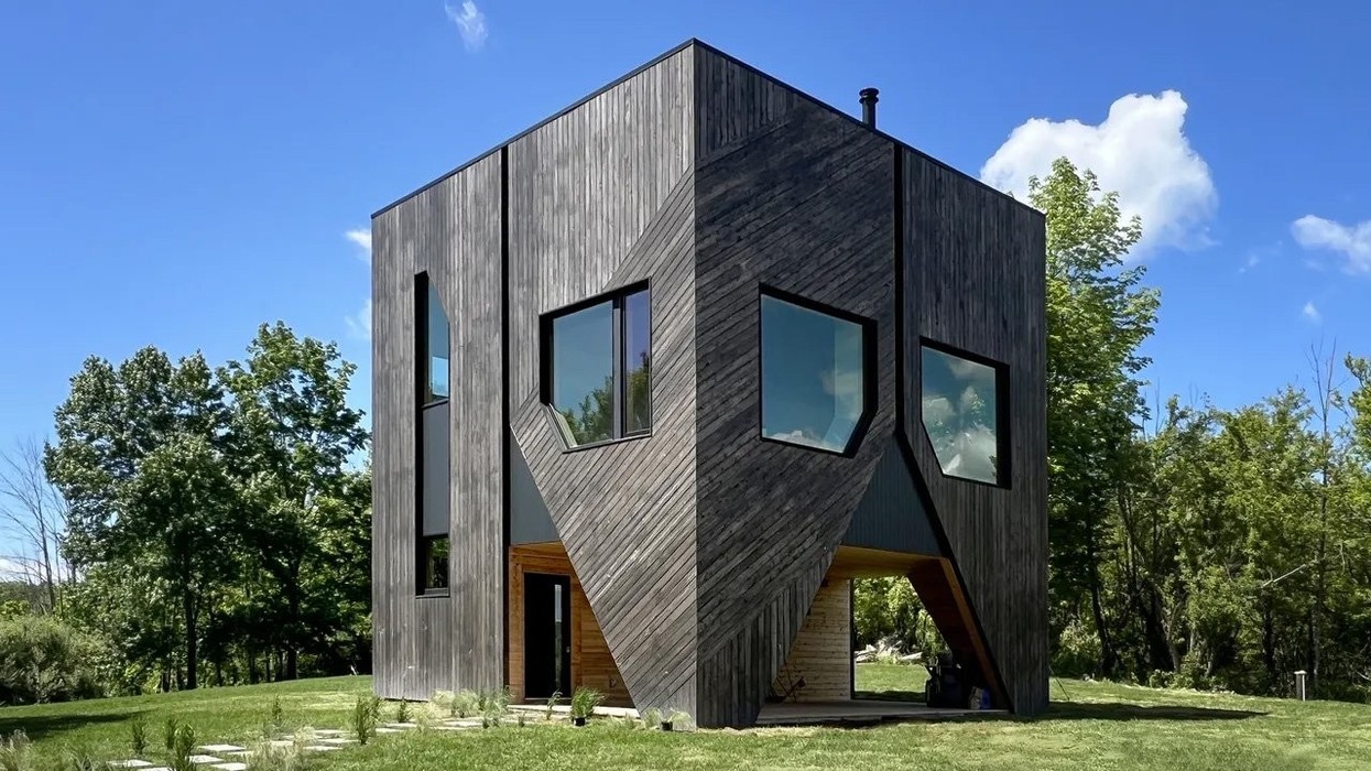 Vetëm 65 metra katrorë, kjo shtëpi mbi kodër ka pamje që të lënë pa fjalë