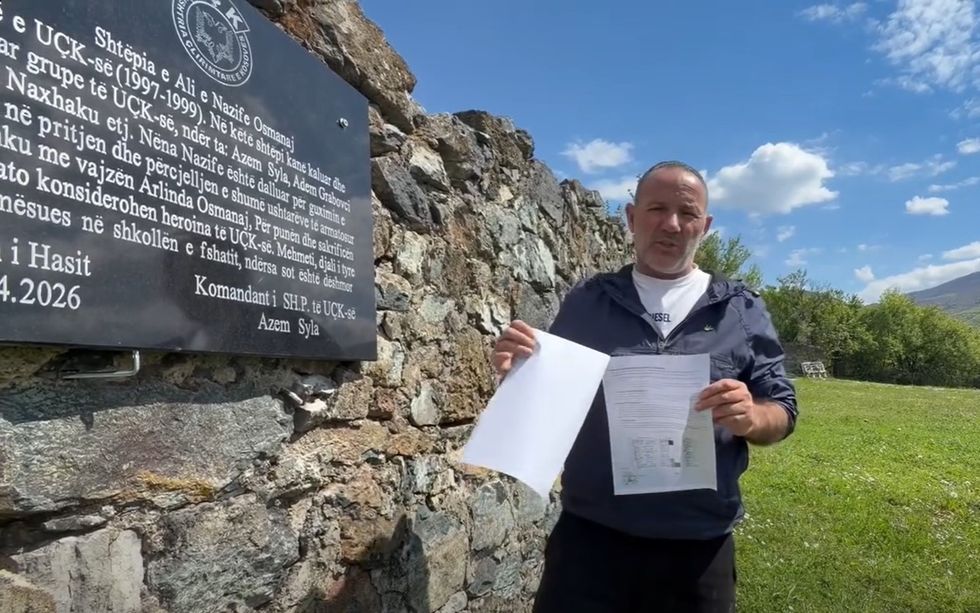 Hiqet pllaka e vendosur nga Azem Syla në shtëpinë e Heroit Mehmet Osmanaj