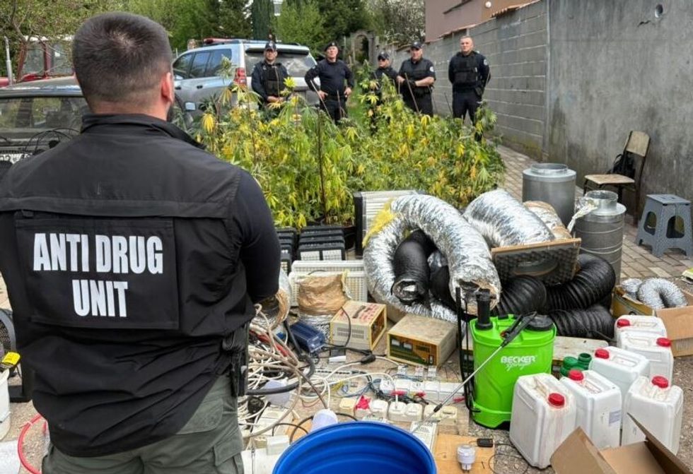 U sekuestruan mbi 90 bimë kanabis dhe armë - detaje nga zbulimi i laboratorit të drogës në Pejë