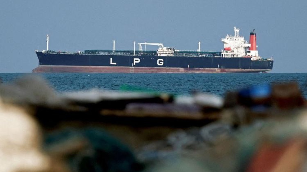 Dy anije kthehen ndërsa paraliza e Hormuzit vazhdon