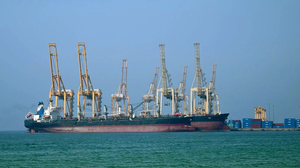 Çmimet e naftës do të kthehen në nivele më të larta pas mbylljes së Ngushticës së Hormuzit, paralajmërojnë ekspertët