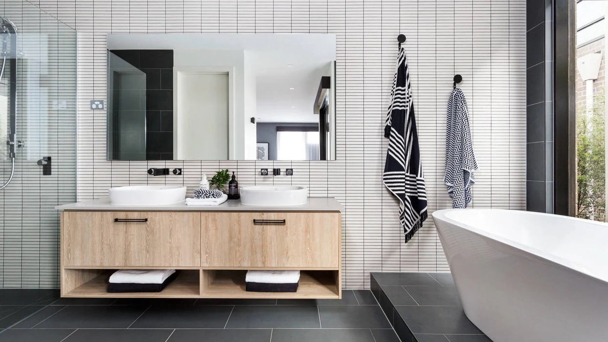 A duhet t’i ruani peshqirët në banjë? Ja vendi më i mirë për t’i mbajtur