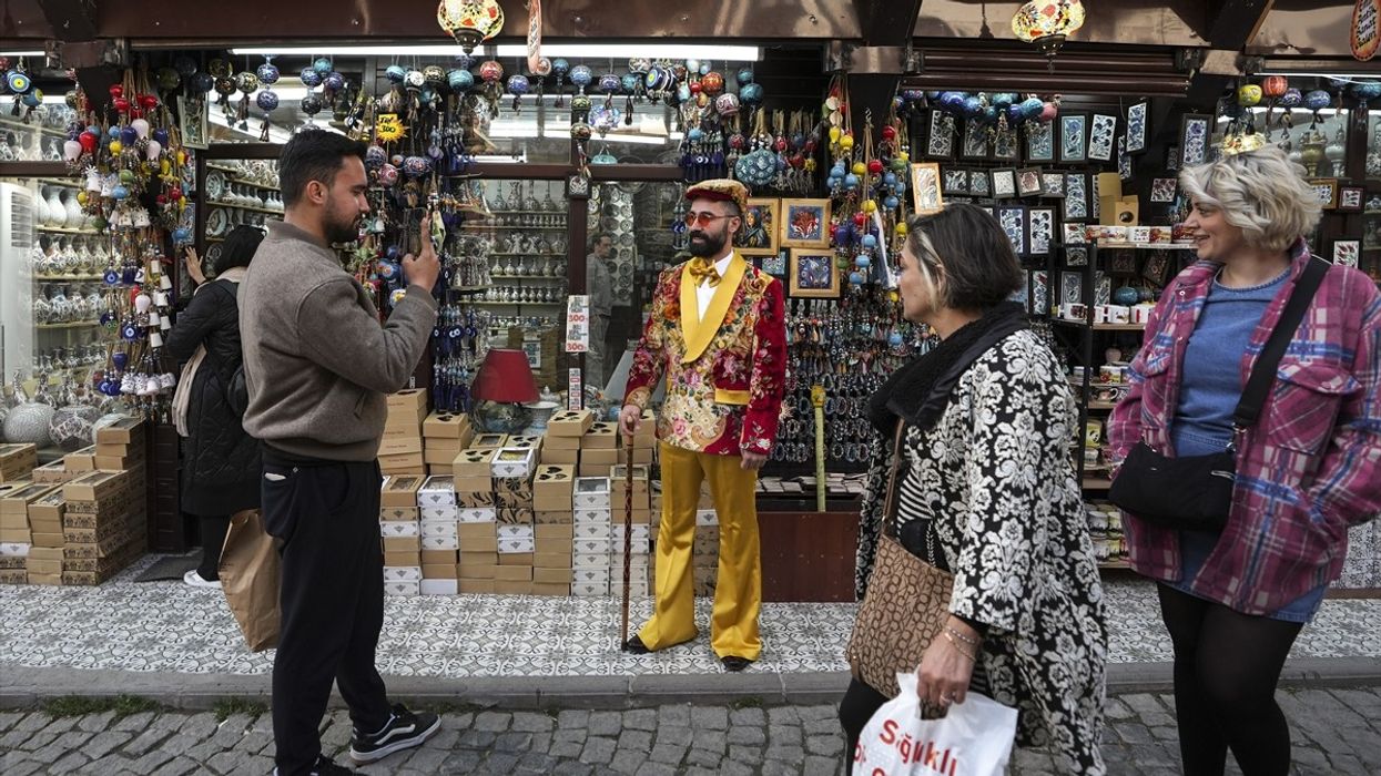 Rrobaqepësi turk shfaq rrobat që ai dizajon duke transformuar batanije, qilima, tapete dhe perde tradicionale Rrobaqepësi turk shfaq rrobat që ai dizajon duke transformuar batanije, qilima, tapete dhe perde tradicionale