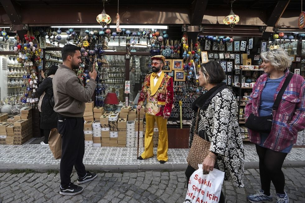 Rrobaqepësi turk shfaq rrobat që ai dizajon duke transformuar batanije, qilima, tapete dhe perde tradicionale
