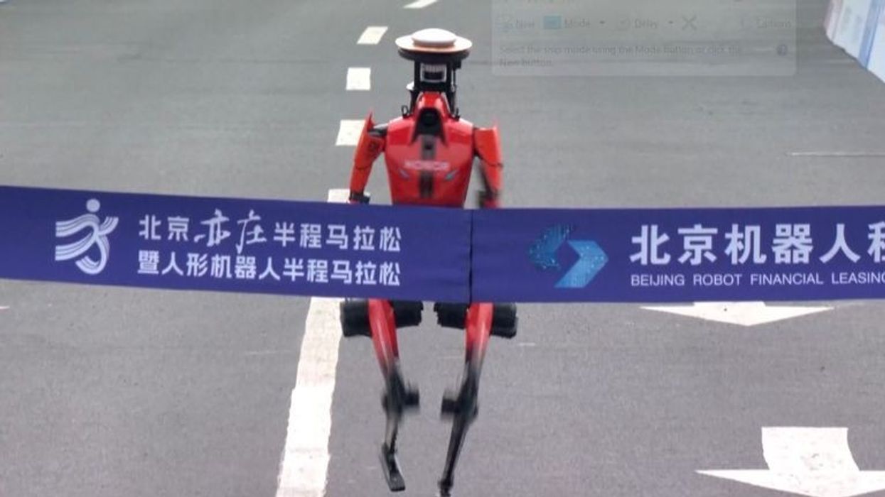 Pati edhe rrëzime të tyre, por roboti mposhti njerëzit për të fituar gjysmëmaratonën e Pekinit Pati edhe rrëzime të tyre, por roboti mposhti njerëzit për të fituar gjysmëmaratonën e Pekinit