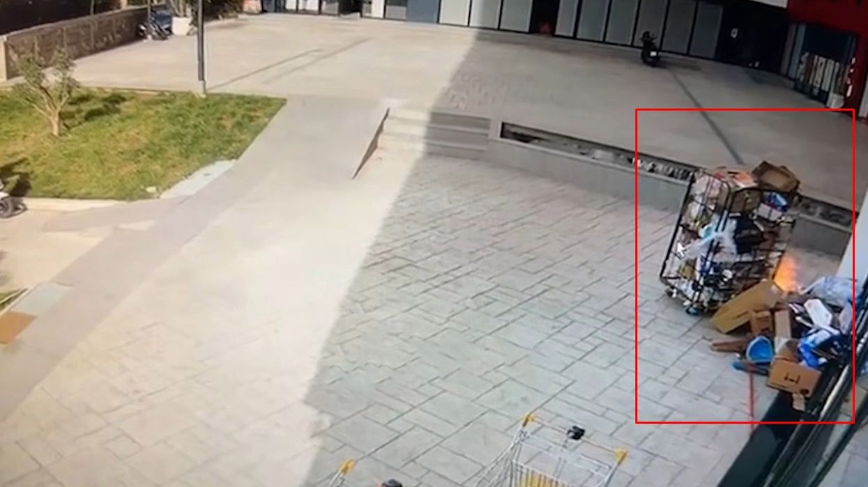 Publikohet videoja me pamje të reja që tregon nisjen e zjarrit në Tiranë Publikohet videoja me pamje të reja që tregon nisjen e zjarrit në Tiranë