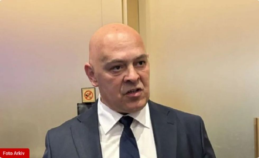 Ardian Gjini nuk është më kryetar i AAK-së në Gjakovë