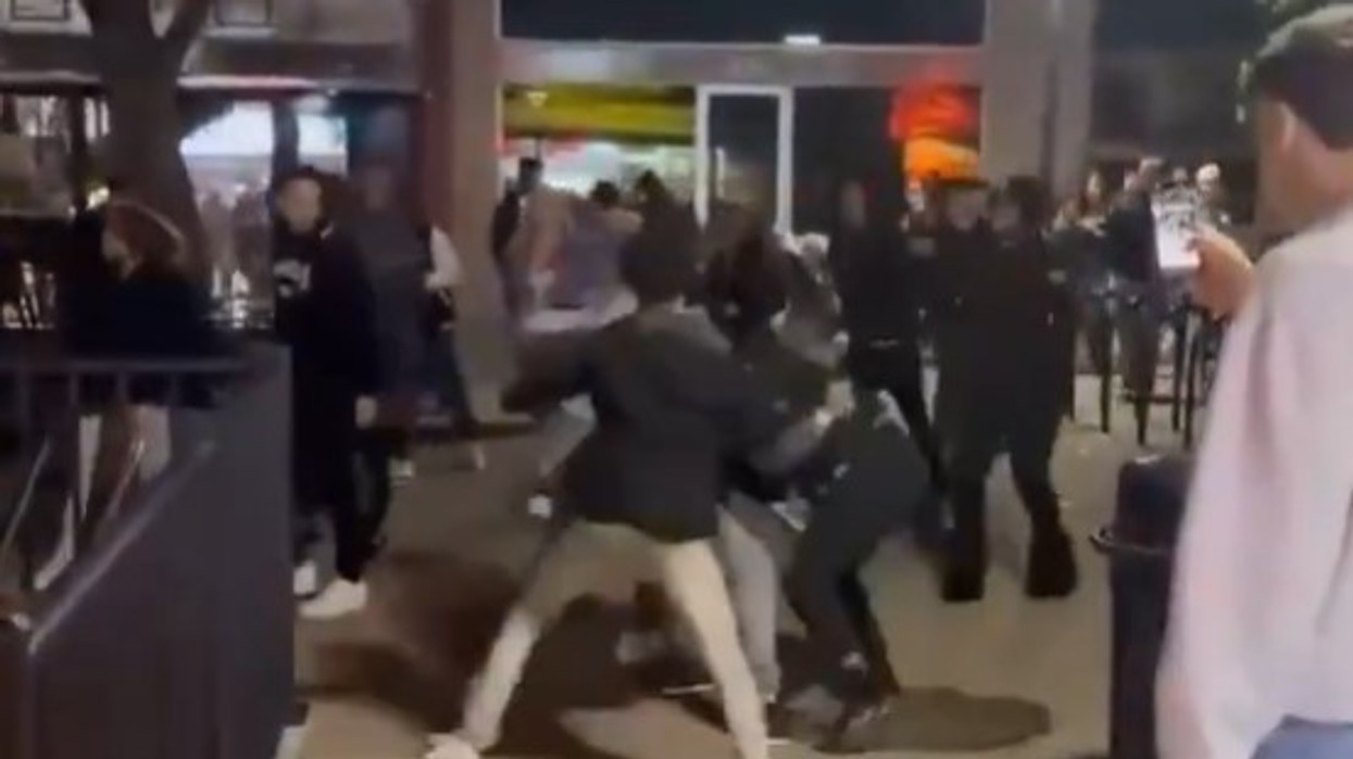 Disa të plagosur pas të një përleshje ku kishte edhe të shtëna armësh pranë kampusit të Universitetit të Iowas