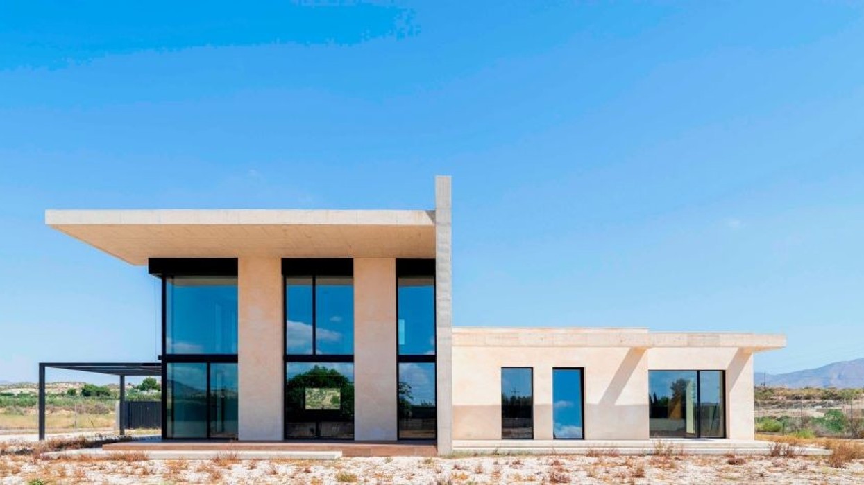 Beton, xham dhe dritë: Shtëpia moderne që mahnit me thjeshtësinë e saj