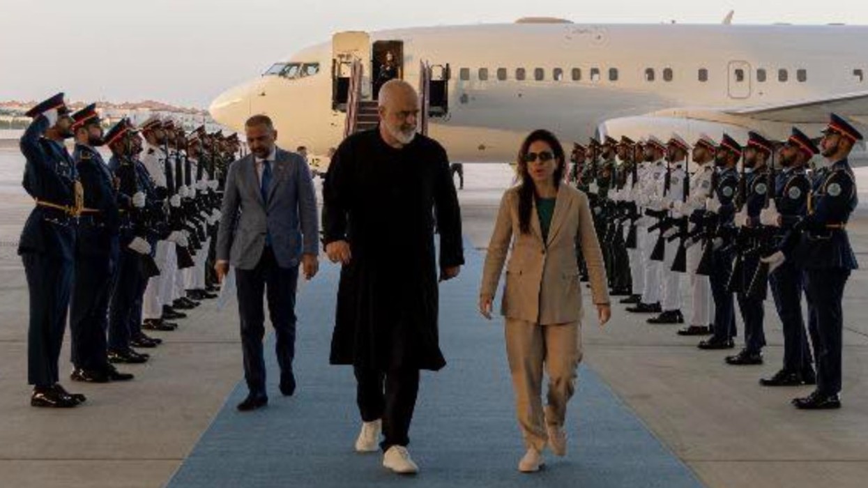 Rama zbarkon në Emirate për t’u solidarizuar në “kohë të trazuara me vendet mike të Gjirit Arabik”