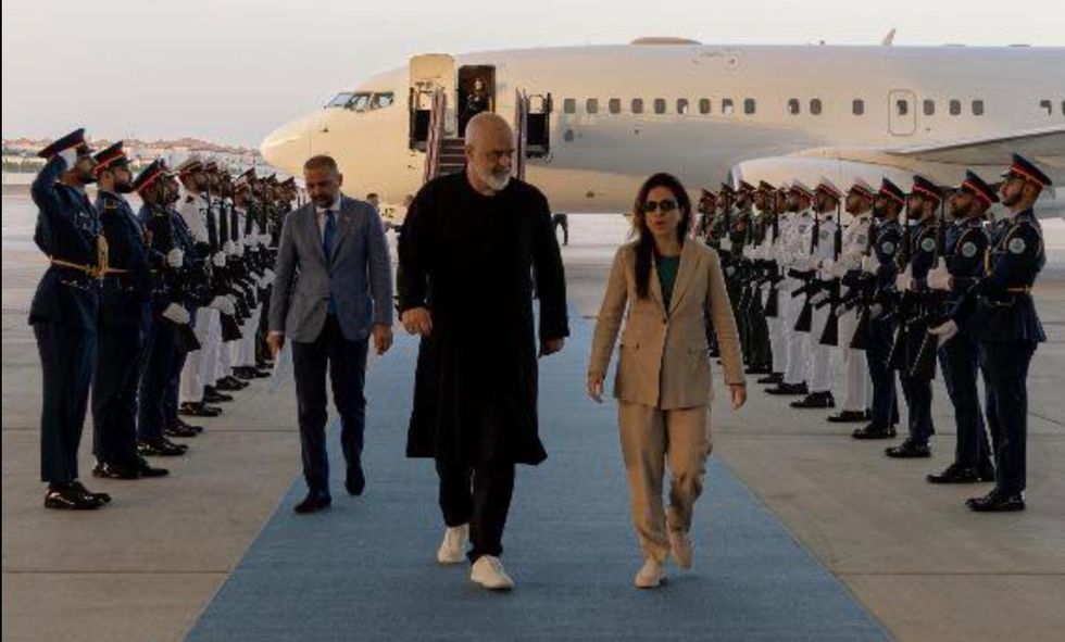 Rama zbarkon në Emirate për t’u solidarizuar në “kohë të trazuara me vendet mike të Gjirit Arabik”