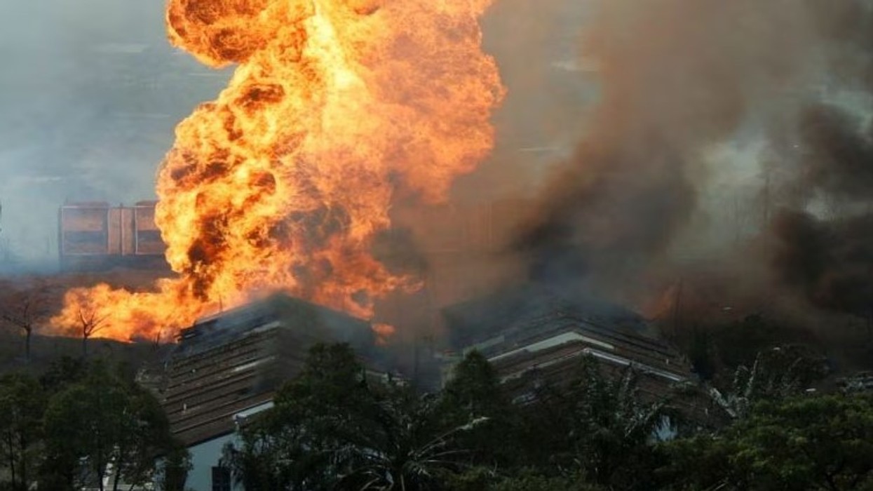 Një zjarr i madh djeg 1,000 shtëpi në një fshat në Malajzi, mijëra të zhvendosur