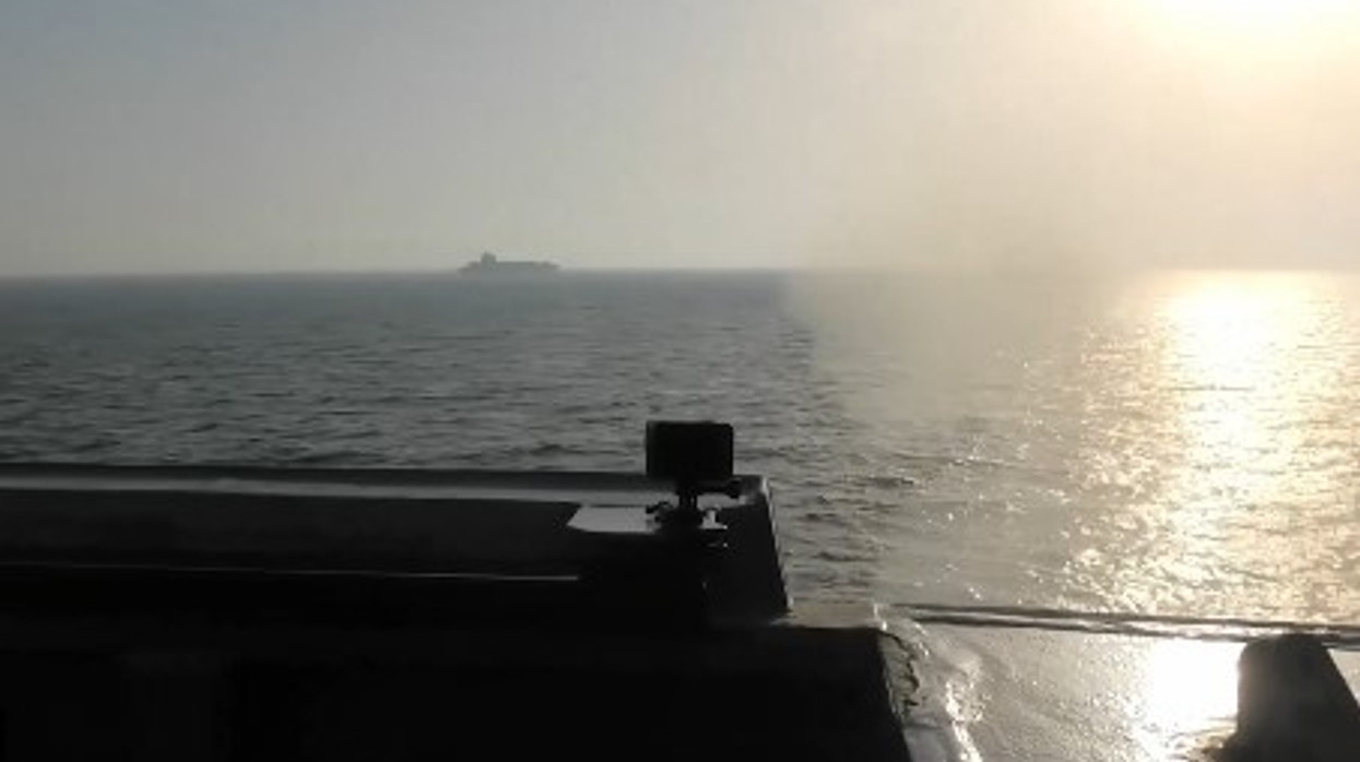 Pamje që thuhet se tregojnë momentin kur një anije luftarake amerikane hapi zjarr ndaj një anijeje mallrash me flamur iranian