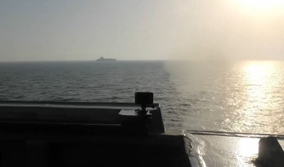 Pamje që thuhet se tregojnë momentin kur një anije luftarake amerikane hapi zjarr ndaj një anijeje mallrash me flamur iranian