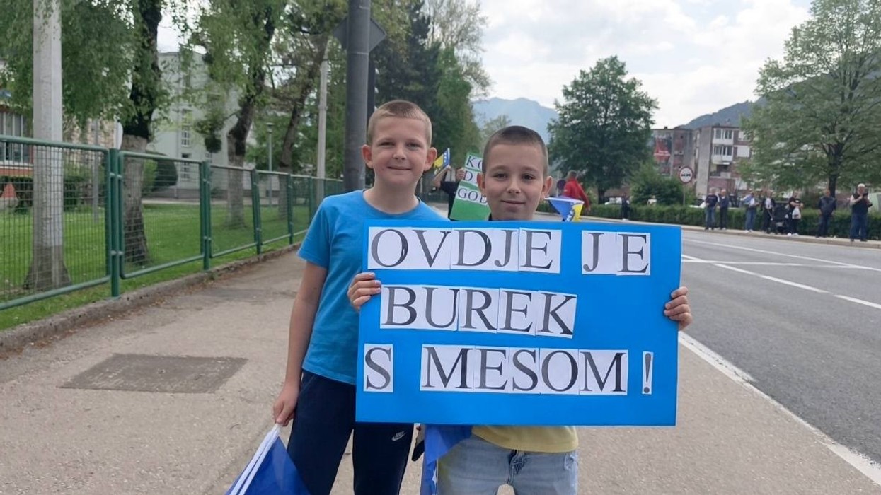 “Këtu ka burek me mish!” – disa fëmijë janë bërë viralë me pankartat e tyre kreative gjatë një gare në Bosnjë