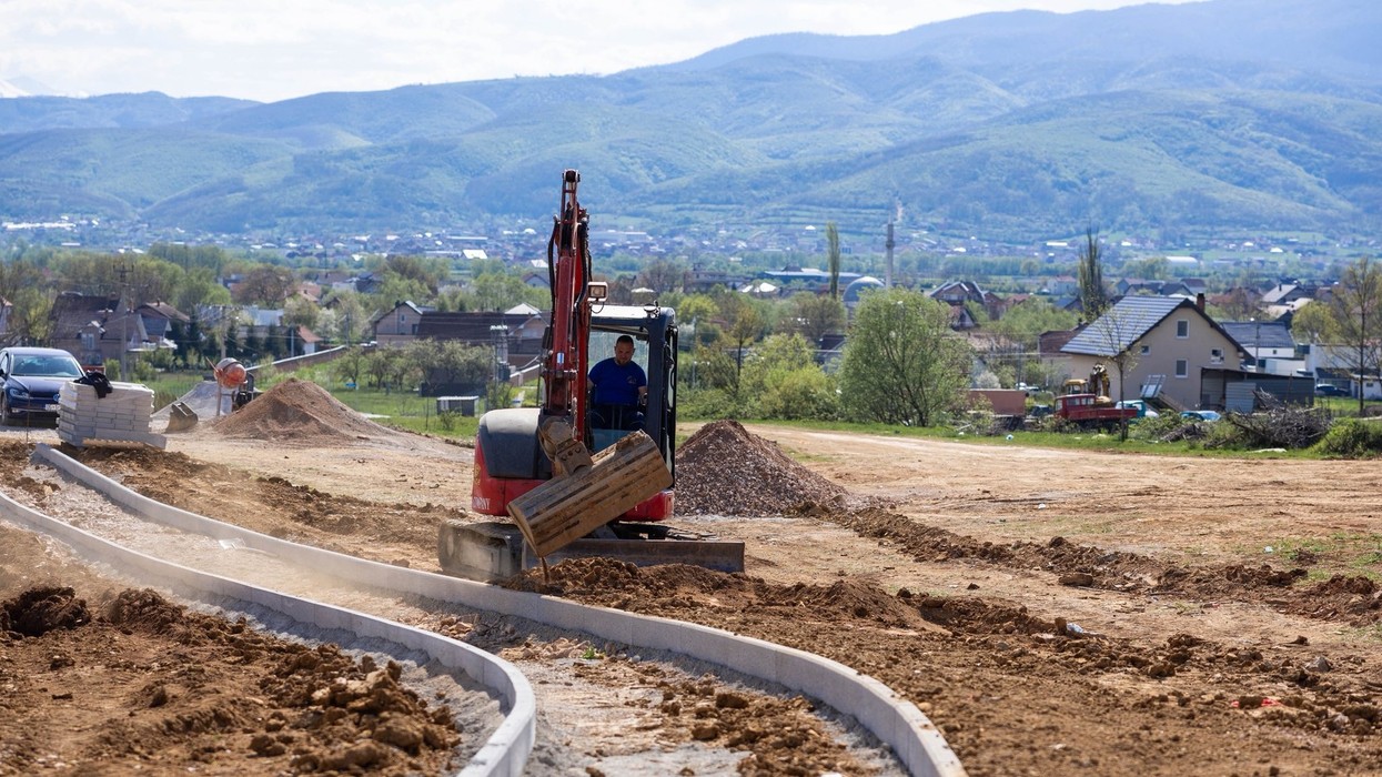 Në Varosh po ndërtohet hapësirë e re rekreative dhe sportive, investim i komunës dhe MZHR-së