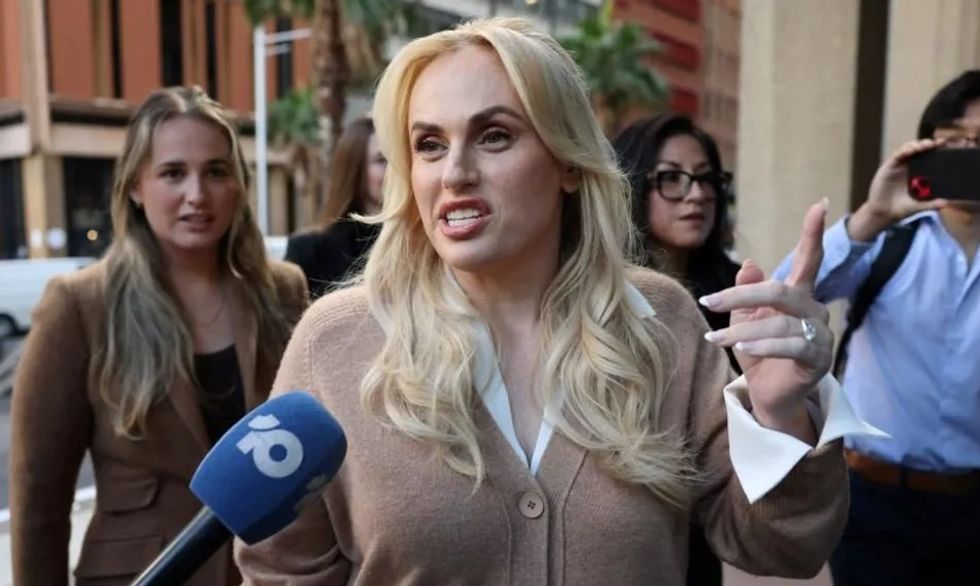 Pretendimet e Rebel Wilson cilësohen ‘shpikje dashakeqe’ – nis gjyqi për shpifje në Sidnei ndaj aktores së Hollywood-it