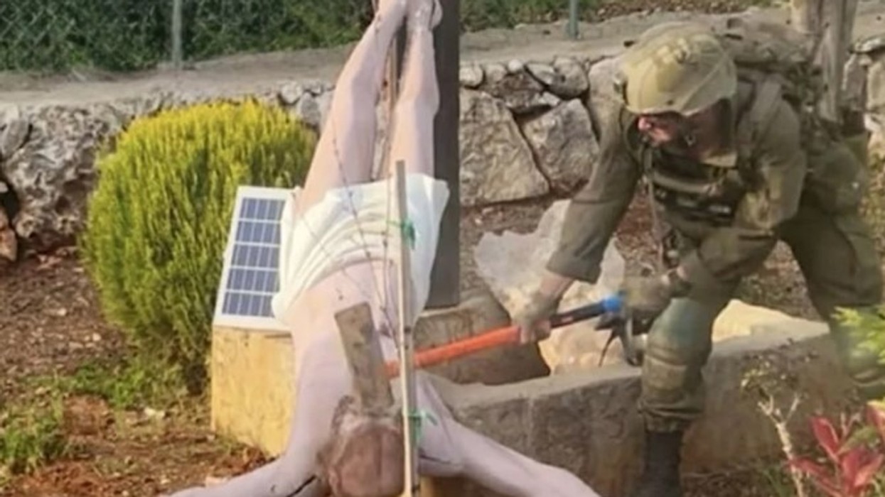 Fotografia e ushtarit izraelit duke shkatërruar statujën e Jezusit në Liban shkakton zemërim të gjerë