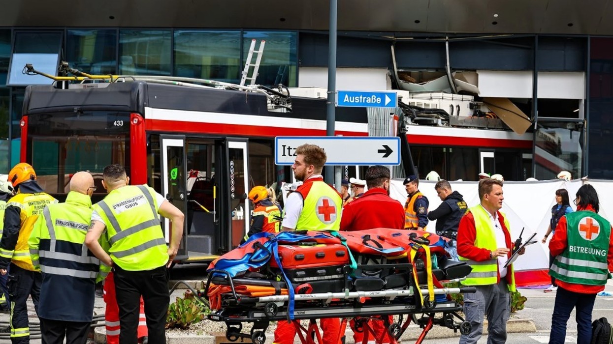 Një i vdekur, të tjerë të lënduar – pasi një autobus u përplas me një supermarket në Salzburg të Austrisë