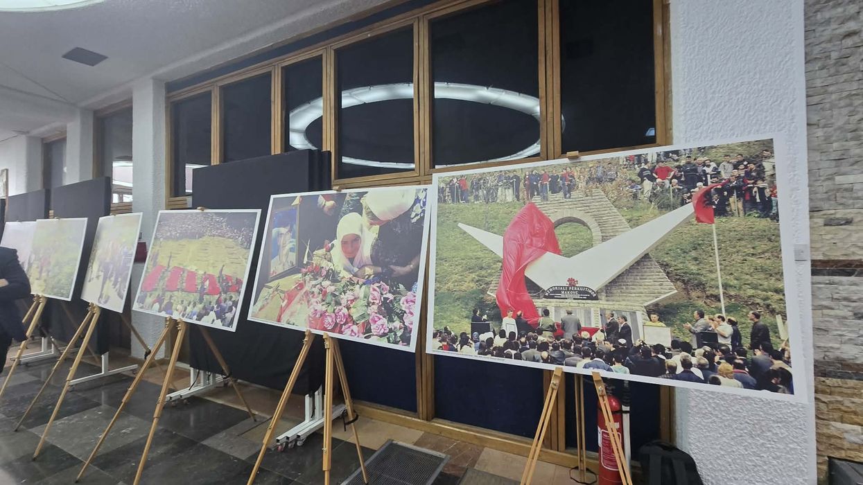 Ekspozitë e fotoreporterit Ridvan Slivova - dokumenton krimet e luftës në Gollak Ekspozitë e fotoreporterit Ridvan Slivova - dokumenton krimet e luftës në Gollak