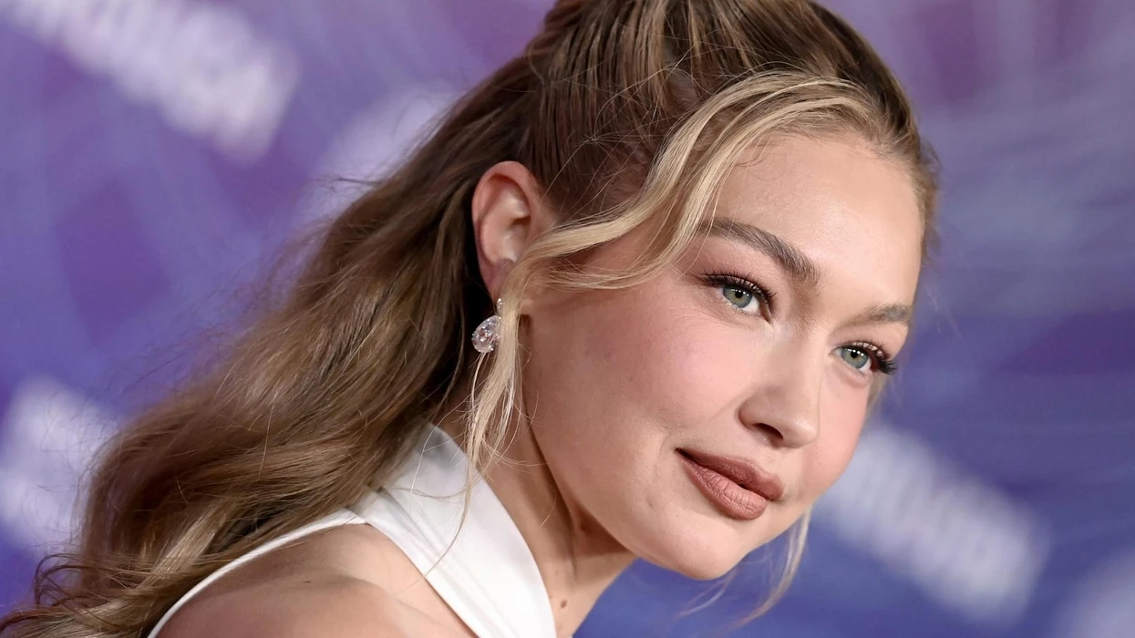 Gigi Hadid shkëlqen me fustanin e bardhë që përqafon trupin, frymëzuar nga Marilyn Monroe