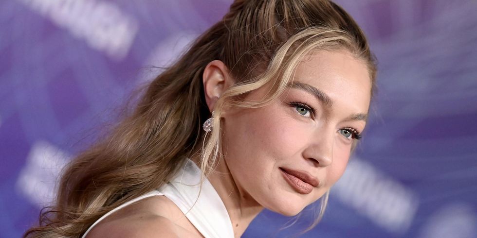 Gigi Hadid shkëlqen me fustanin e bardhë që përqafon trupin, frymëzuar nga Marilyn Monroe