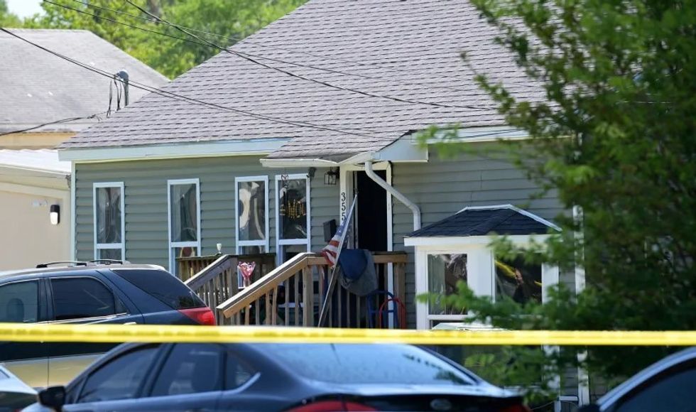 Babai vrau tetë fëmijë - një grua dhe një fëmijë thuhet se kërcyen nga çatia për t'i shpëtuar të shtënave vdekjeprurëse në Luiziana