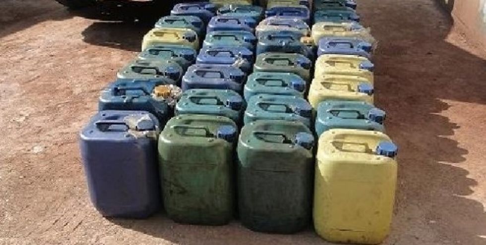 Dyshohet se vodhën bidonë me naftë, arrestohen tre persona